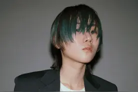 窦唯二女儿窦佳嫄拍时尚大片，蓝色头发黑西装随性不羁图片