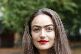 丹麦女子毛发旺盛，拒绝去掉，大方地晒出了胡子图片