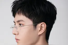 把我可以打在公屏上！王一博利落短发搭无框眼镜又纯又欲图片