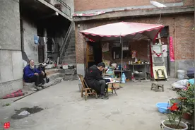 8旬老汉和13岁儿子租房住，儿子夜里室外睡躺椅，为46元书费发愁图片