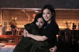 杨幂赵薇母女式拥抱引热议，被照顾的小妹已长大，两代花旦再同框图片