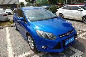 12年的福特福克斯要价5万，座椅磨掉色踏板带泥巴，开它拉砖了？图片