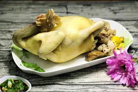 蒸熟还是煮熟？你不知道的正宗广东白切鸡做法，太受欢迎了图片