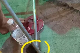 中国老大哥矿泉水瓶白酒混可乐，仅仅为了每天有酒喝图片