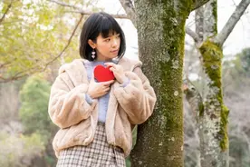 相亲顺便为朋友庆生，男子怒泼女方一身酒水：你可真会做顺水人情图片