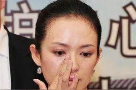 身陷"沙滩门"、"泼墨门"、"诈捐门"的章子怡，是如何翻身的图片