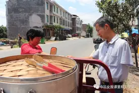 湖南独臂父亲北漂12年，三千元是最高工资，培养了两个女儿上大学图片