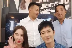 家教太严？黄晓明与美女主播直播全程互动少，倒与身后男主持热聊图片