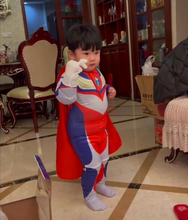 “奥特曼被绿头怪揍”刷爆全网，网友：人类幼崽的反应亮了！笑喷