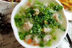 既是汤也是配菜的丸子汤，搭配老黄瓜，味道更鲜更清香图片