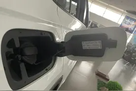 20万家用车竟被要求加98号汽油，车友：大众是高级车，要加高级油图片