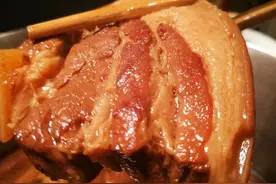 探险家教你这么做「扒肉」不仅肉质肥而不腻，汤汁泡饭也是一绝图片