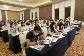 三亚市投资促进局开展欧美同学会第九届年会“一对一”接待服务人员培训工作图片