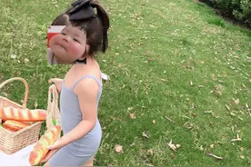 尚且幼稚的女宝，纷纷爱上“奶辣风”装扮？背后是家长在推波助澜图片
