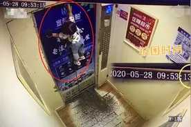 安全绳卡电梯女童被吊2分钟，父母应警惕溜娃神器一不留神就坑娃图片