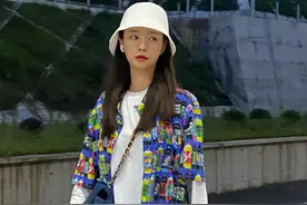 沈梦辰有杜海涛宠真任性！大胆挑战凉鞋配长袜，“直线腿”很加分图片