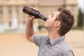 医生苦劝：酒后出现4个现象，若还继续喝，是在拿自己性命开玩笑图片