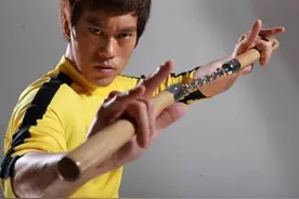 斧头帮琛哥，原来深藏不露，西装里藏肌肉，感谢周星驰知遇之恩图片