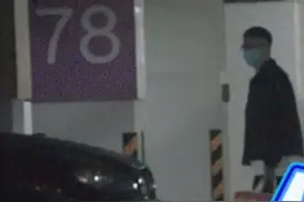 51岁孙红雷开豪车逛平价店，衣服均价仅百元，两只手都塞满购物袋图片