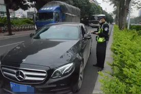 南宁一小姐姐街头开豪车被拦！该车竟有16条违法行为，被扣62分图片