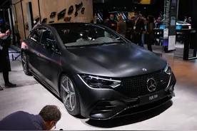 奔驰EQE公布，三块大屏无缝对接，还买蔚来吗？图片