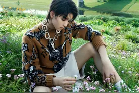 王俊凯从稚嫩男孩成长为“翩翩少年”了，最新时尚封面，都帅呆了图片