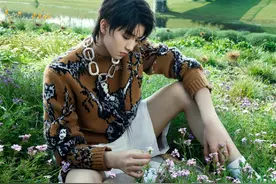 王俊凯从稚嫩男孩成长为“翩翩少年”了，最新时尚封面，都帅呆了图片