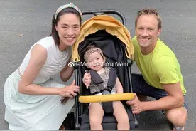 女排马蕴雯一家海边游玩，50岁白人老公健壮，混血宝宝像爸爸图片