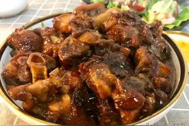 今日芒种，教你做酸甜可口，汤汁浓郁的节气美食李子煲肉图片