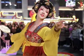 陕西“不倒翁小姐姐”因长相引发巨大争议：成人世界最残酷的真相是什么？图片