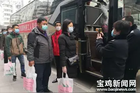 宝鸡：50名务工人员搭乘“专车”前往宁波市鄞州区复工返岗图片