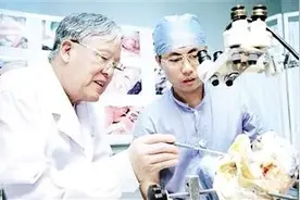 【百年风华 医者榜样】王忠诚：无影灯下如其名图片