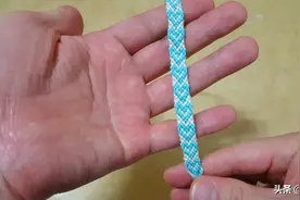 手工绳编的技巧，带你学习如何编制心形花纹的手链！图片