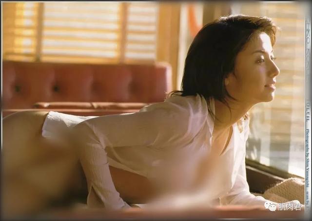 小时候光顾着看奥特曼，错过了多少火辣身材的日本小姐姐