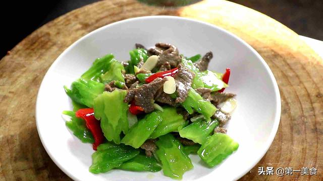 厨师长分享苦瓜炒牛肉家常做法，牛肉鲜嫩不老，苦瓜爽脆入味