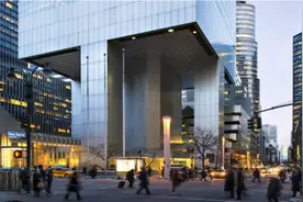 ​这栋楼另辟蹊径建在4根柱子上，耗资58亿打造，差点被台风吹倒图片