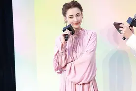 张柏芝这骨相太抗老！褶皱裙“前短后长”太惊艳，美如人间仙子图片