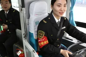 90后高颜值女孩开公交，小伙每天坐车陪她，博得芳心成功娶回家图片
