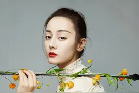 迪丽热巴 X《Vogueme》，红唇搭配金属环编发，江湖侠女表现力绝图片