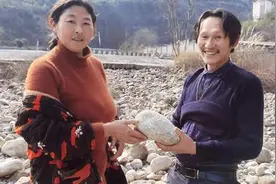 湖北宜都：奇石之家的牛气女大力士，从河中挑500吨奇石卖台湾图片