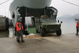 东海舰队跨海航渡投送演练！猛士三和新型坦克登陆舰首次合体图片