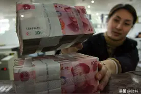 为什么银行的人，追着你办信用卡！办卡就送礼物，背后有啥套路？图片