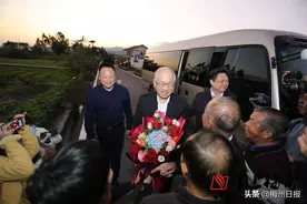 丘成桐院士回到梅州蕉岭啦！为以其父亲命名的“镇英园”揭牌图片