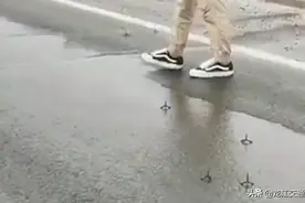 公路上满地“铁钉”，多车经过被扎爆胎，警方通报！图片