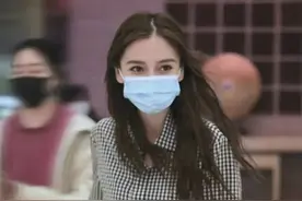 Angelababy真是“辣妈top”，格子衫配A字裙像高中生，少女感满分图片