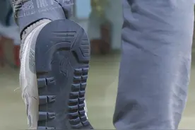 鞋底的磨损可以看出你身体的问题，快低头检查下你的鞋图片