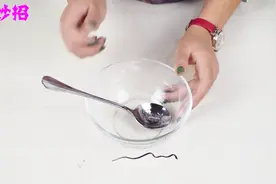 衣服上沾上圆珠笔油很难清洗，教你一招，就能轻松洗掉视频封面