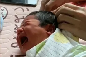 新生宝宝又把自己揪哭了！越揪越疼越疼越揪，动起手连自己都害怕图片