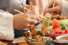 如果你是领导，会介意聚餐时下属先吃吗？图片