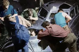 老照片：飞行堡垒B-17轰炸机组装车间实拍（二战期间）图片